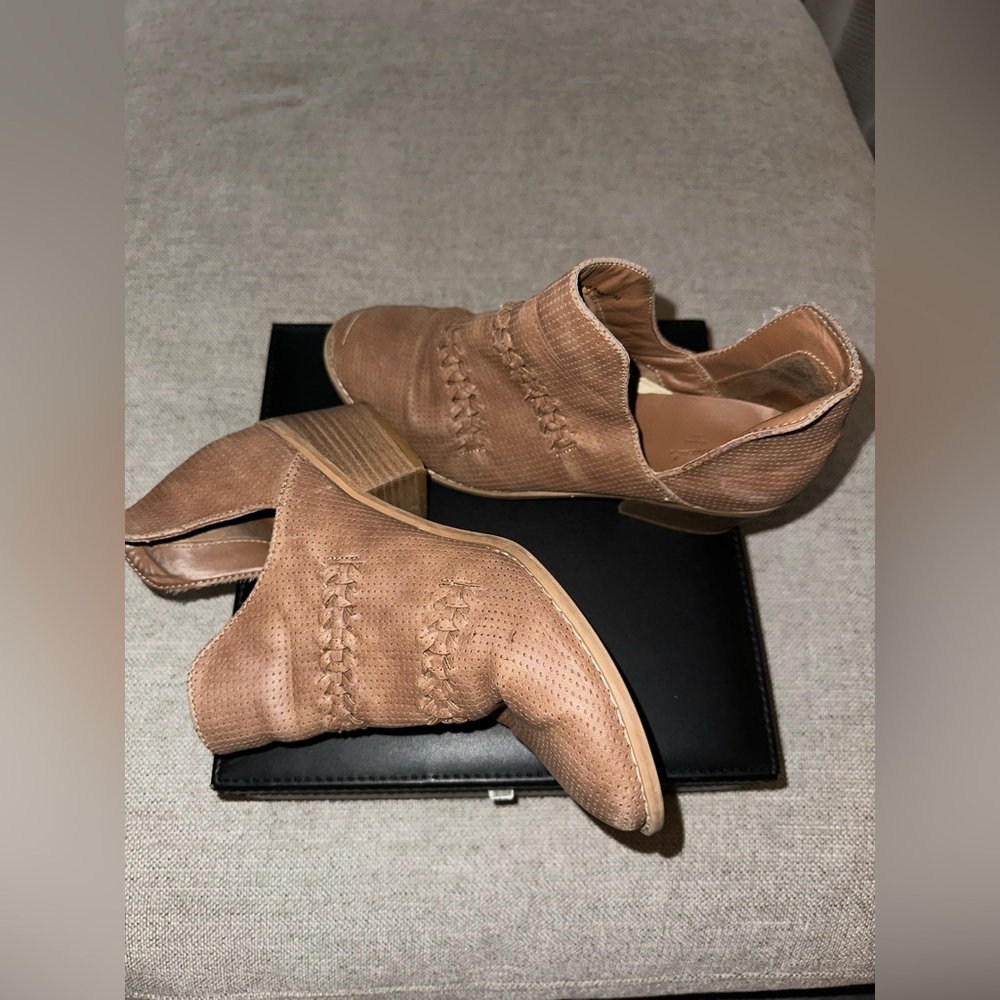 Universal Thread Booties - Picture 4 of 4